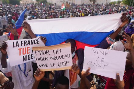 影/尼日反法情緒高漲　上千民眾包圍使館高喊「法國滾蛋、俄國萬歲」