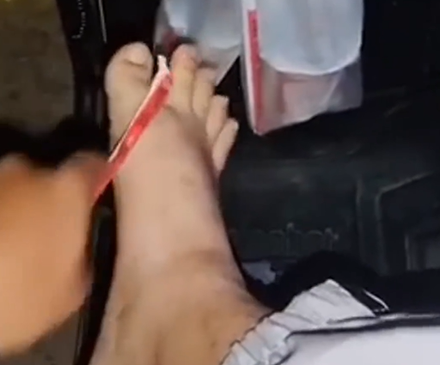 影/超噁！外送員疑為報復顧客　將吸管當「搓腳棒」放指縫間摩擦