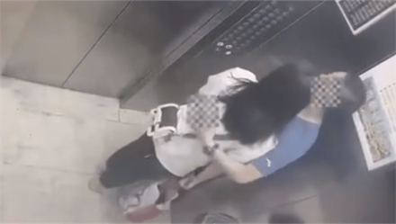 影/重慶男老師勾搭小20歲學生媽　電梯裡纏綿畫面全曝光