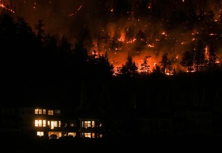 影/加拿大野火失控！卑詩省宣布緊急狀態　疏散規模擴大至3.5萬人