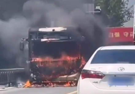 公車行駛中突燒成火球致2死5傷　經查為「乘客攜帶鋰電瓶自燃」釀禍