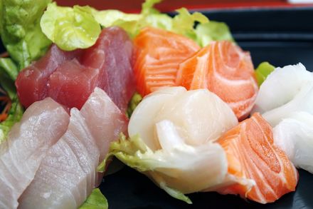陸全面禁止日本水產進口　上海民眾衝日料店搶吃「無汙染生魚片」