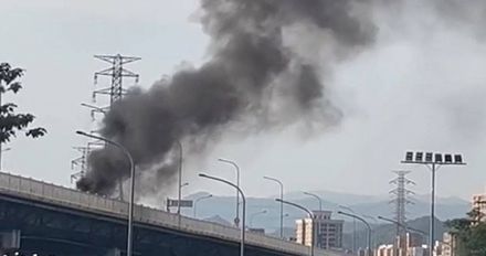 華中橋往新北方向「機車連環撞」　6傷、3車燒成廢鐵