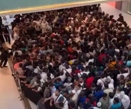 影/搶當第一人！海量果粉擠爆杜拜購物中心　人群推擠發生踩踏受傷
