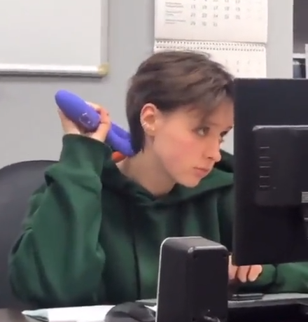 影／好害羞！女同事上班中拿「情趣用品」愜意按摩　短短14秒影片遭瘋傳