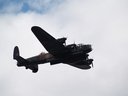 二戰轟炸機於荷蘭上空墜毀　3名空軍遺體80年後終於「確認身分」
