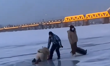 影/黑龍江卡丁車載客玩「冰面飄移」　冰層突然破裂三人「連車帶人」墜入江中