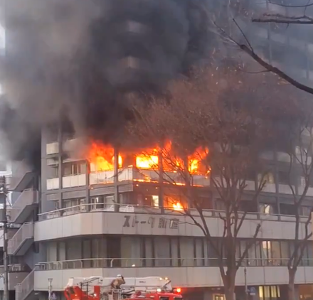 快訊/影/濃煙沖天！東京新宿區12層樓建物突發火災　3、4樓陷入火海「8人受傷」