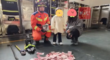 4歲女孩存錢筒存一年打不開　消防員一「剖腹」驚見35萬現金