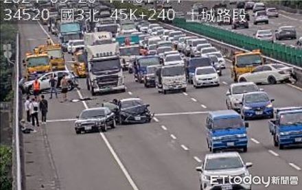 快訊/國3北上土城段5車追撞！轎車車頭撞爛全毀　嚴重回堵5km