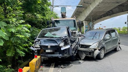 影/屏東麟洛4車連環撞！車頭撞爛擠扁3傷　恐怖撞擊瞬間「畫面曝光」