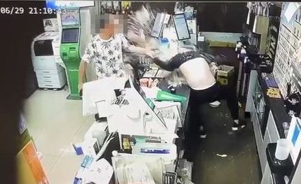 影/便利店深夜流血衝突！嫌店員服務態度差　惡男竟撂人圍毆「酒瓶尻頭」