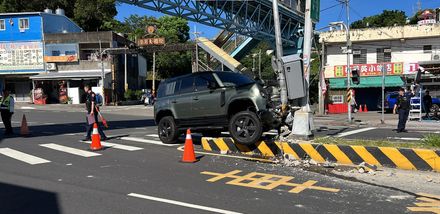 影/苗栗200萬休旅車猛撞分隔島！驚悚撞擊瞬間「畫面曝光」