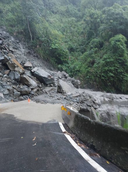 快訊/又傳山崩！大雨沖刷　嘉義159甲線28K「落石雨」路斷了