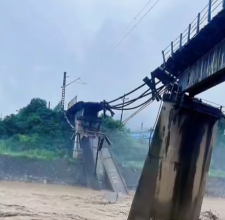 影/陝西寶雞暴雨馬路變漂漂河　鐵路老橋遭洪水沖毀「2乘務員墜橋受傷」