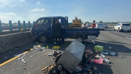 快訊/國1台南安定段車禍！小貨車自撞護欄物品散落一地　3人擦挫傷