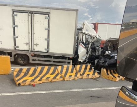 快訊/台61線竹南段重大車禍！貨車撞爛休旅車…車頭變形凹陷　傷亡人數不明