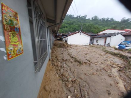 快訊/高雄旗山土石流灌進屋　7旬翁遭活埋亡、老婆被救出