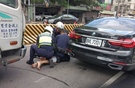 影/玩命！中和男開假車牌BMW連撞3車爆胎　被拖出逮捕辯：吃安眠藥恍神