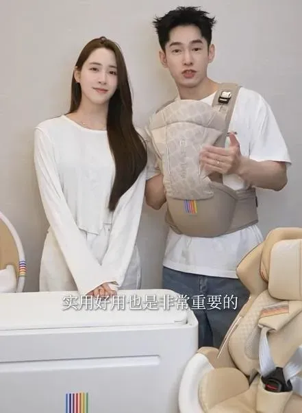 張書豪（右）合體老婆歐陽妮妮（左）和大家分享母嬰用品，相當專業。（圖／翻攝小紅書 歐陽妮妮Nini）
