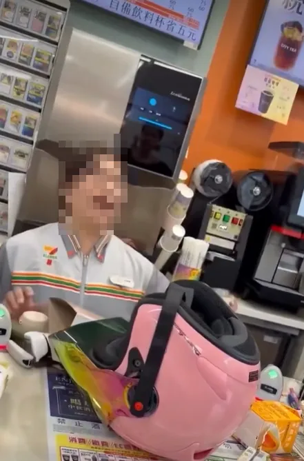 超商女店員與顧客發生爭執當場下跪磕頭道歉。（圖／翻攝自臉書／爆料公社公開版）
