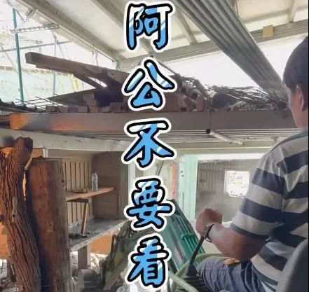 「挖土機超人」林鴻森生前開著小怪手協助災民清淤，溫柔叮囑「你叫阿公先出去，不要看我在挖他的家，他會難過」。（圖／Threads／@liaoterry授權提供）