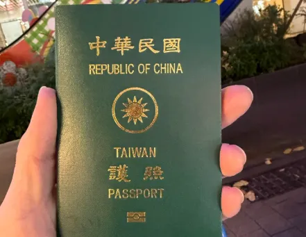 有人撿到台灣護照，交給「韓龍鬚糖小哥」協尋，隨後竟立馬釣出失主朋友回覆。（圖／翻攝自Threads＠yoonnala879）