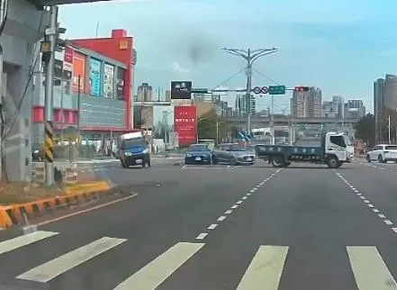 一輛藍色小貨車與轎車碰撞後失控側翻。（圖／翻攝畫面）
