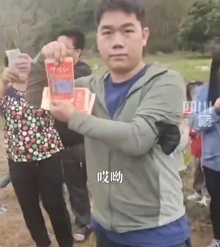 該男子展示其「刮刮樂」中獎。（圖／翻攝自微博）