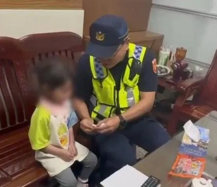 員警提供小點心，並同時持續聯繫女童的家屬。（圖／警方提供）