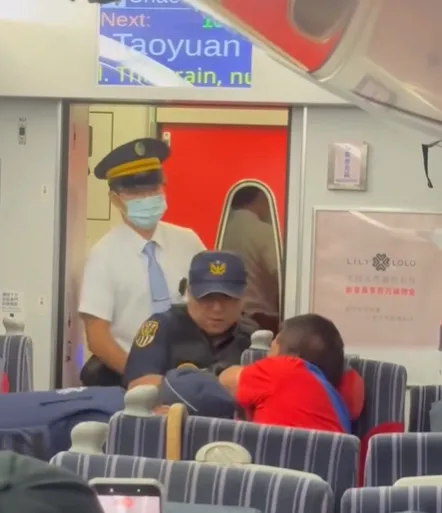 台鐵137次普悠瑪列車近日傳出無票乘客糾紛。（圖／翻攝畫面）