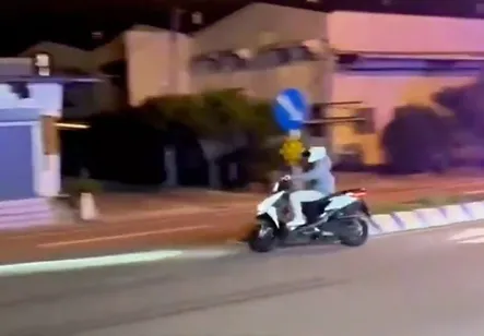 17歲少年深夜飆車拒檢逗弄警車。（圖／翻攝自社會事新聞影音）