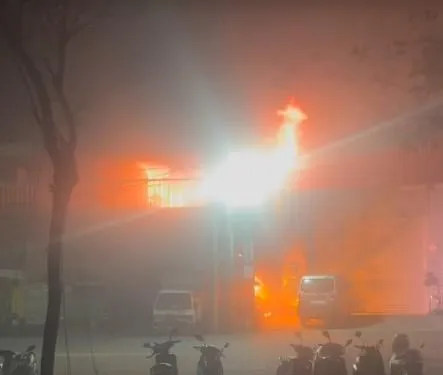 茶葉工廠凌晨大火並伴隨疑似爆炸聲響。(圖/民眾提供)