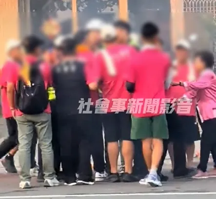 高雄旗津廟會遶境放鞭炮險起衝突。（圖／翻攝自社會事新聞影音）