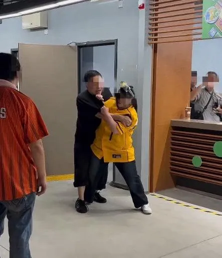 女方火大上前揪著男方的衣領理論，雙方扭成一團。（圖／翻攝ga34_47_的Threads）