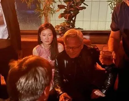 大陸籍業界高層黃樂(左)與輝達執行長黃仁勳。(圖/翻攝自NetThunder領英貼文)