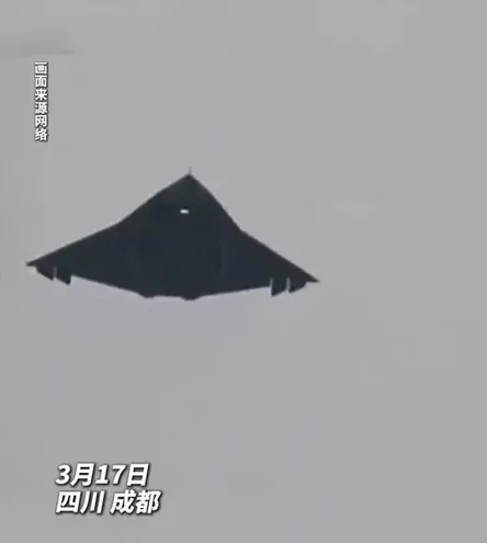 網傳「殲-36」17日成都試飛畫面。（圖／翻攝自微博）