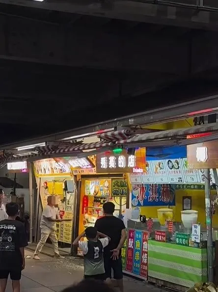 男子持鋁棒砸壞店家招牌。（圖／翻攝記者爆料網）