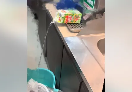 超商店員將飲料盒割出洞口自製引水裝置，熱水可直接流入拖地水桶。（圖／翻攝自臉書／我是蘆洲人 LoveLuzhou&nbsp;）