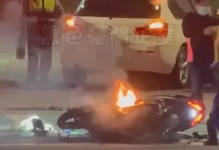 靜宜大學前昨晚發生火燒車事故。（圖／翻攝自黑色豪門企業）