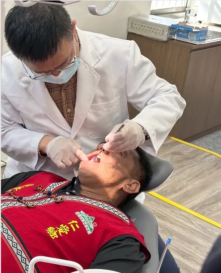 南投縣仁愛鄉精英牙醫醫療站引進全新醫療設備,提供口腔照護。(圖/健保署)