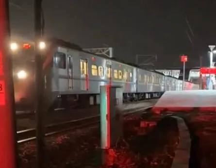 旅客返回斗南站月台轉乘141次。（圖／黑色豪門企業提供）