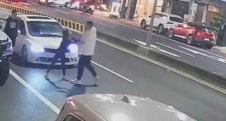 侯女還伸手推白車駕駛。（圖／IG @ooxx.mia提供）
