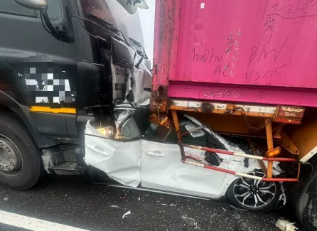 白車44歲郭姓駕駛受困車內,獲救時已無呼吸心跳。(圖/中天新聞)