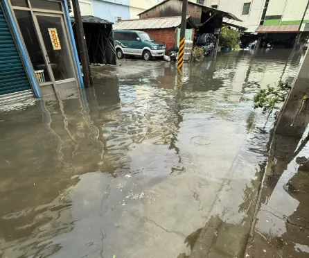 受西南風影響，中央氣象署高雄氣象站今日發布強降雨特報。（圖／翻攝自Threads／gn02010160）