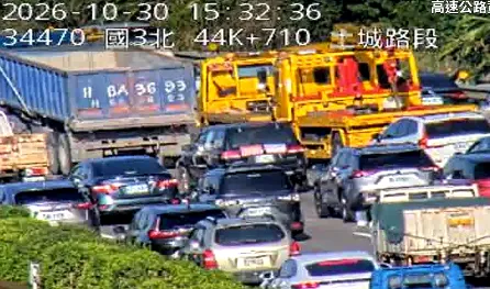 國道3號北向44.3公里土城段，今（30）日下午3點多發生1輛大貨車、1輛小貨車與1輛汽車共3車追撞事故。（圖／翻攝國道1968）