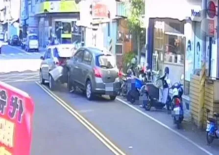 台中市大甲區今（13）日上午8時24分發生一起嚴重車禍。（圖／翻攝畫面）