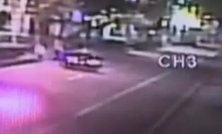 嫌犯駕車故意倒車衝撞後,把車開到路中間棄車逃逸。(圖/中天新聞)