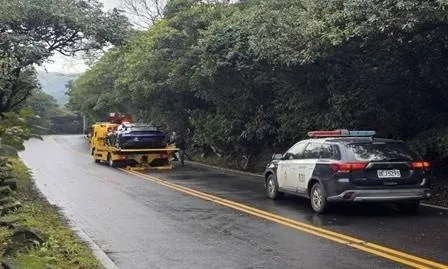 陽金公路一輛保時捷打滑卡山溝。(圖/翻攝畫面)