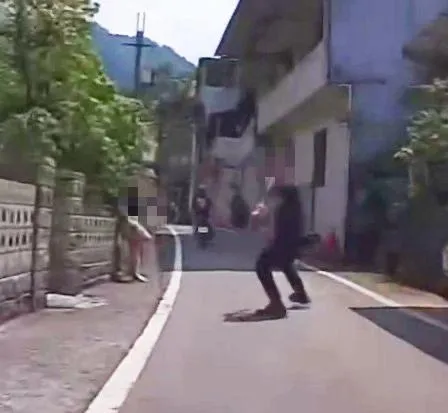 陳男揮球棒跟嗆聲畫面。（圖／警方提供）